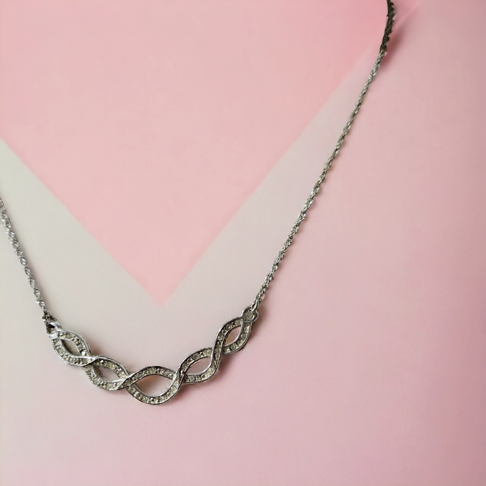 Avon NR faceted rhinestone ssilver tone necklace EUC - Picture 2 of 2